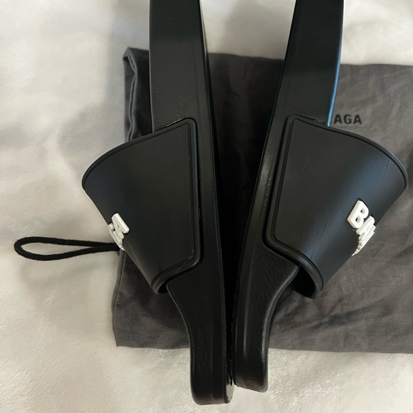 BALENCIAGA Women’s Pool slides 36 - Picture 3 of 9